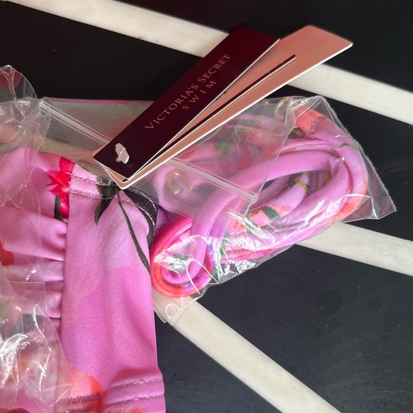 Victoria's Secret Mallorca Twist-front Bandeau Top & High-waist Cheeky Bottom - Picture 10 of 16